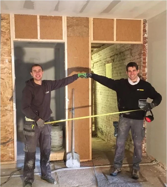 Olivier et Maxime se sert la main sur un chantier