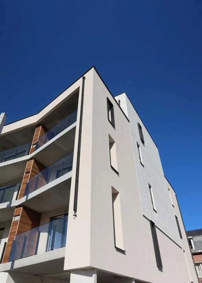 photo façade arrièreen contre plongée crépi et briquette blanc appartement