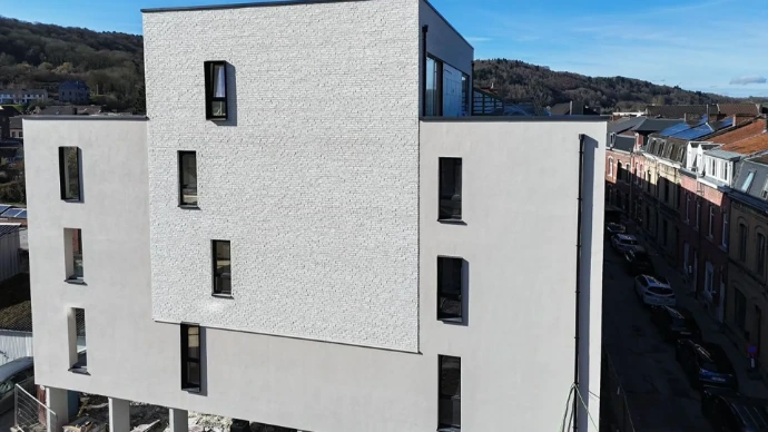 photo façade avant crépi et briquette blanc appartement